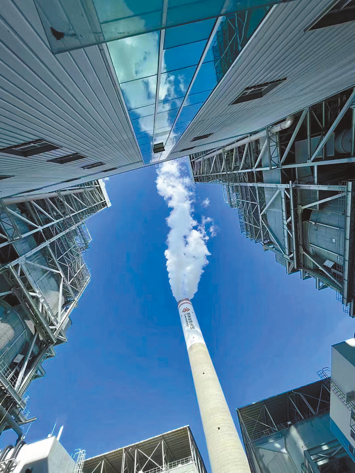 绿色低碳 近日,来自10余个国家的国际青年跟随“世界青年能源行”活动走进国家能源集团江苏泰州电厂。作为亚洲最大火电二氧化碳捕集、利用与封存项目,该项目每年可捕集消纳二氧化碳50万吨。 美国籍演员、主持人 史蒂文·韦德斯摄 “走在电厂里,体验各种高科技,真切感受到中国在清洁能源方面发展迅速,许多技术走在了世界前列。”