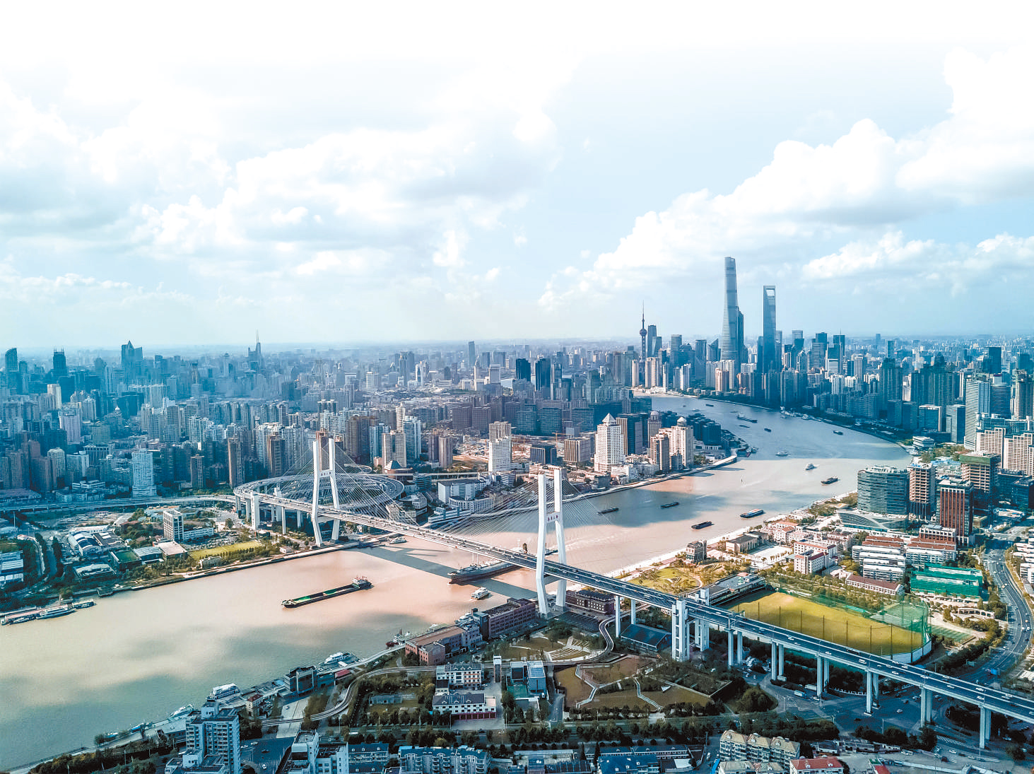 潮起东方 上海黄浦江两岸高楼林立,风光无限。近年来,上海以开放创新之姿,谋划推动高质量发展,奋力开创长三角一体化新局面。 德国籍导演、建筑师、摄影师 马克·西格蒙德摄 “起初,我被东方古国的悠久历史文化吸引来到中国。在上海生活的10多年间,我见证了这座城市的发展历程,也感受到它兼具传统与现代的独特魅力。”