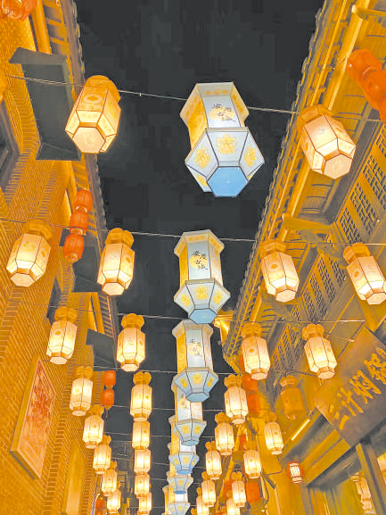 古城新韵 位于安徽安庆市安庆古城的倒扒狮历史文化街区依江而建,在保留历史建筑的同时,引入产业新业态,激发历史文化街区活力,吸引了众多游客前来游玩。 韩国籍视频博主 金峻范摄