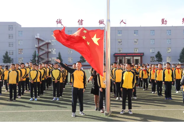 组织学生开展升国旗仪式.png